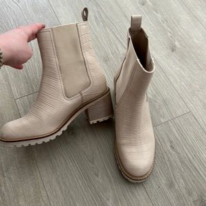 Chelsea boot in a neutral color